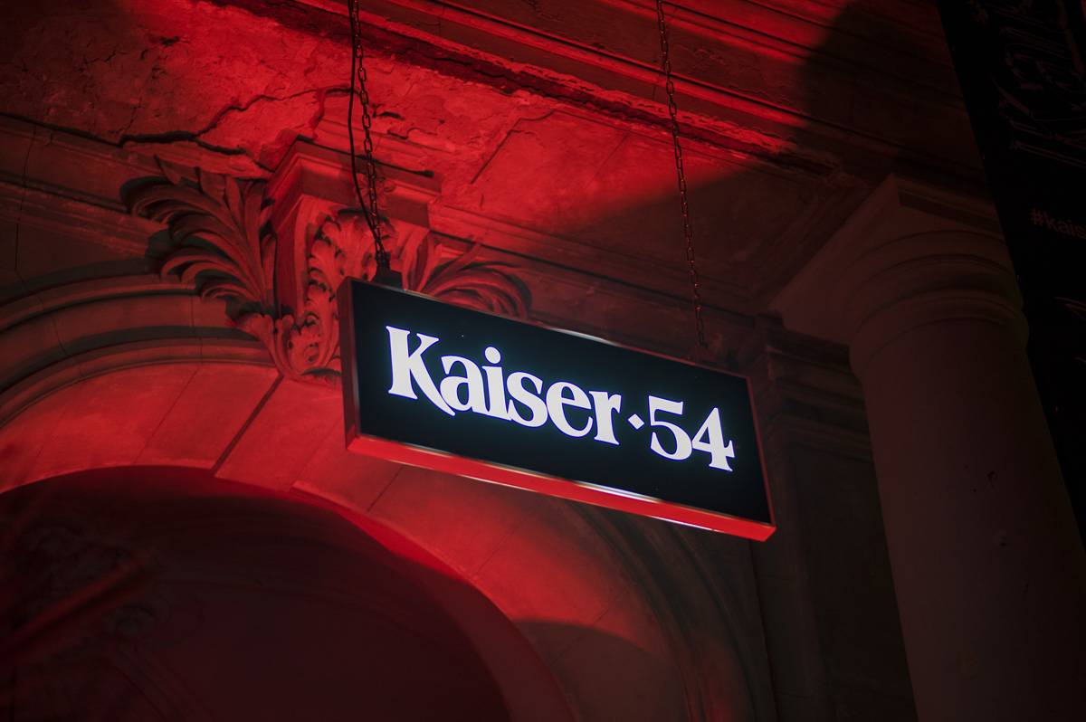 Druhý den MFF Karlovy Vary: Soutěžní filmy, večírky, živé město a otevření klubu Kaiser 54