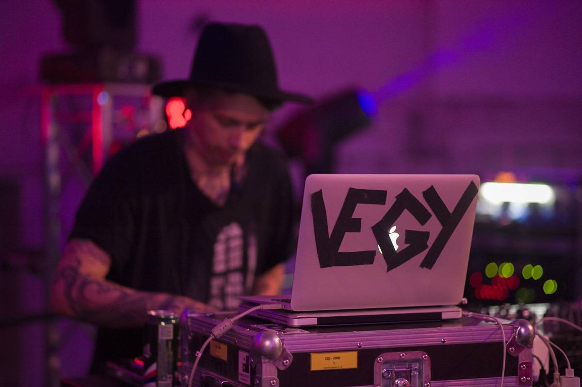 Druhý den MFF Karlovy Vary: Soutěžní filmy, večírky, živé město a otevření klubu Kaiser 54