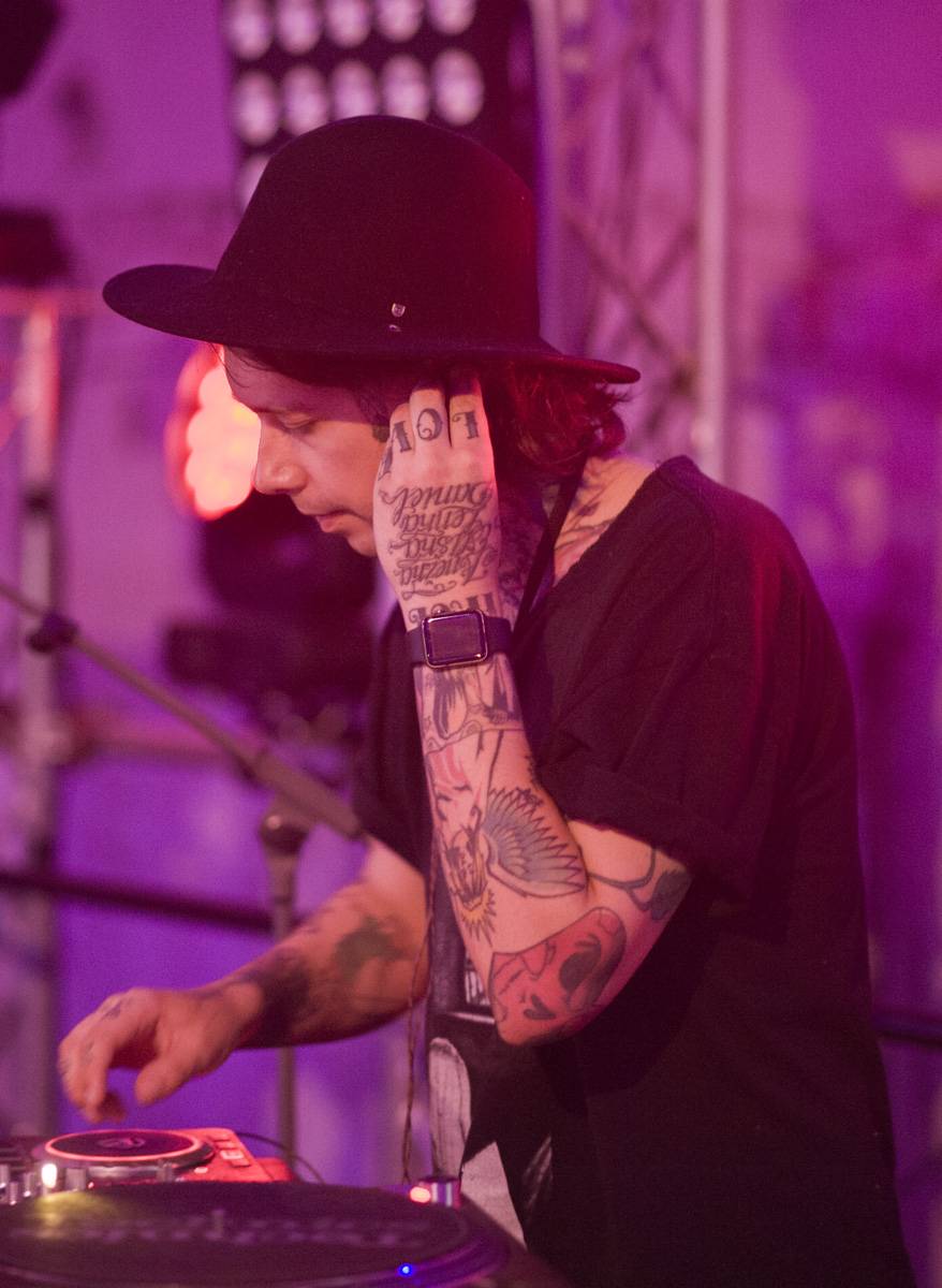 Druhý den MFF Karlovy Vary: Soutěžní filmy, večírky, živé město a otevření klubu Kaiser 54