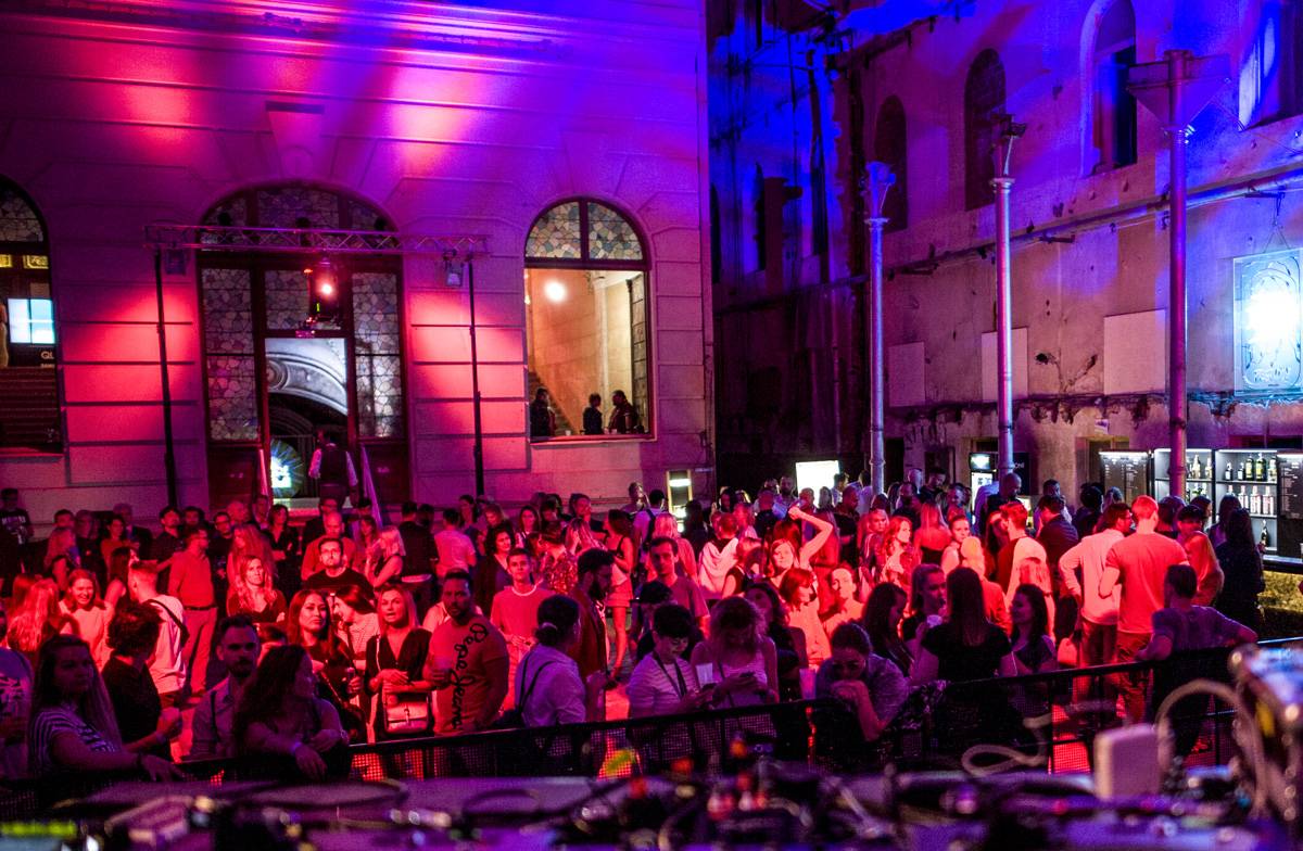 Druhý den MFF Karlovy Vary: Soutěžní filmy, večírky, živé město a otevření klubu Kaiser 54