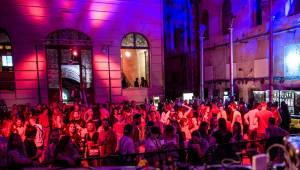 Druhý den MFF Karlovy Vary: Soutěžní filmy, večírky, živé město a otevření klubu Kaiser 54