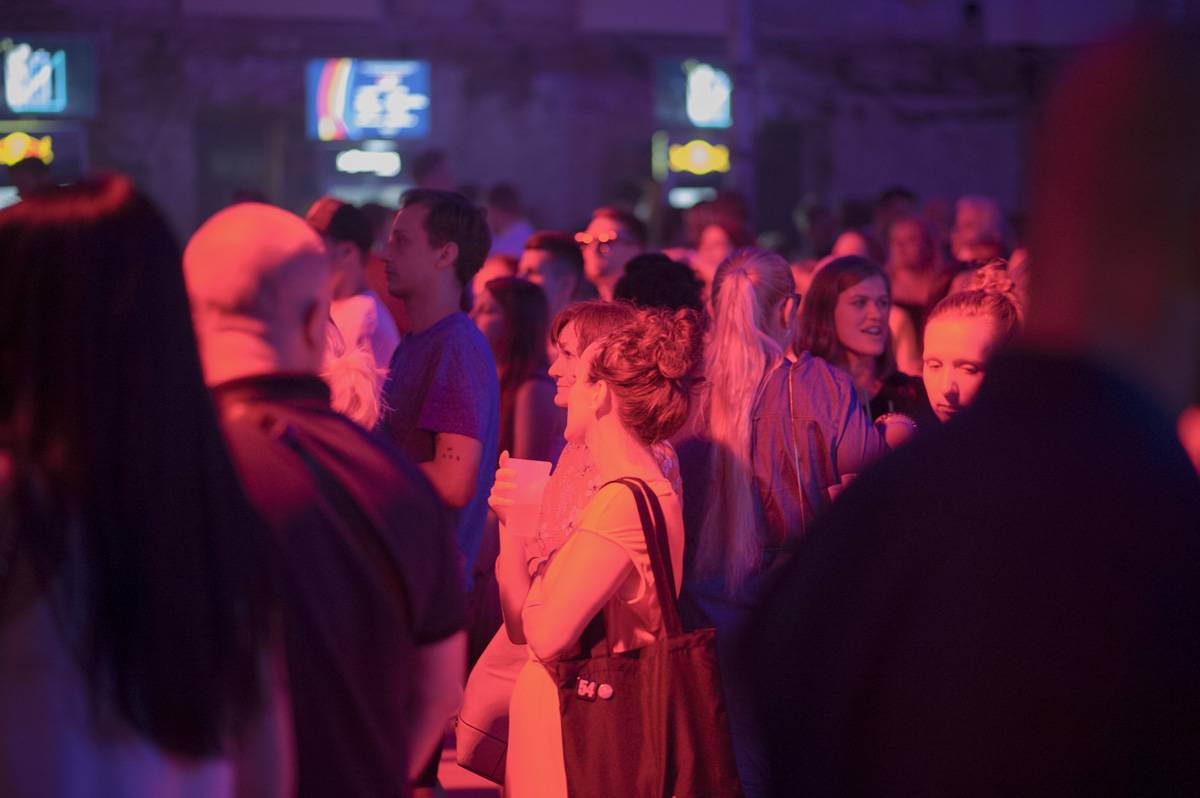 Druhý den MFF Karlovy Vary: Soutěžní filmy, večírky, živé město a otevření klubu Kaiser 54