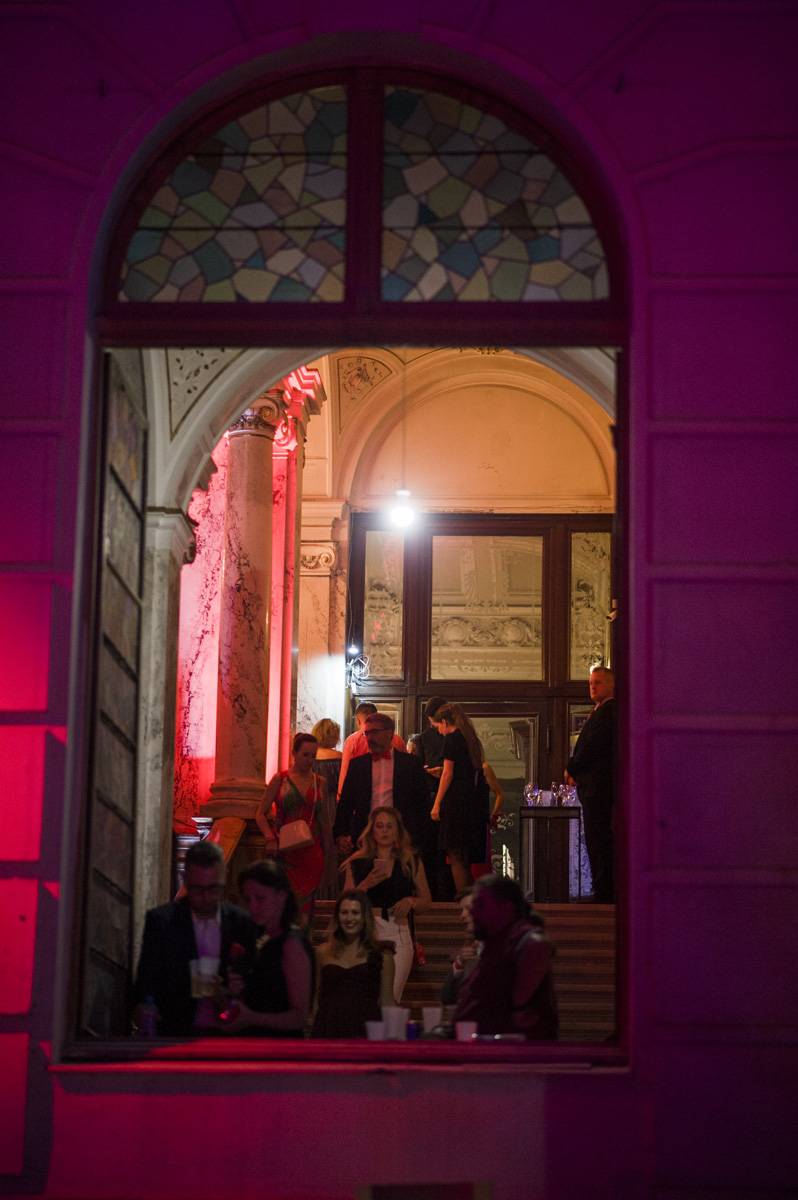 Druhý den MFF Karlovy Vary: Soutěžní filmy, večírky, živé město a otevření klubu Kaiser 54