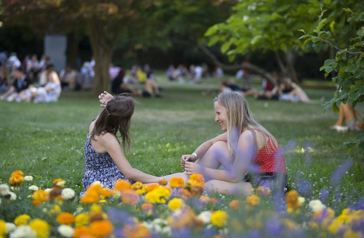 Druhý den MFF Karlovy Vary: Soutěžní filmy, večírky, živé město a otevření klubu Kaiser 54