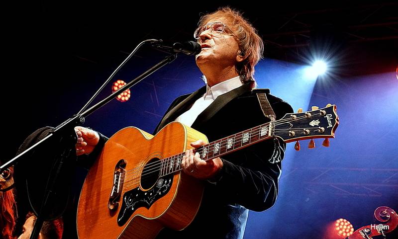 MFF Karlovy Vary: Miro Žbirka se symfonickým orchestrem zaplnili kolonádu, Jiří Bartoška děkoval městu