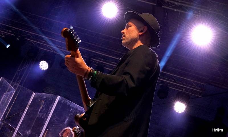 MFF Karlovy Vary: Miro Žbirka se symfonickým orchestrem zaplnili kolonádu, Jiří Bartoška děkoval městu