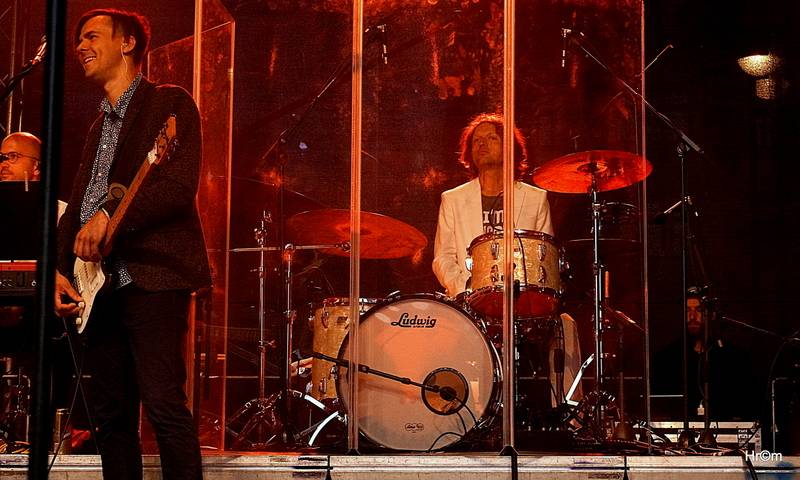 MFF Karlovy Vary: Miro Žbirka se symfonickým orchestrem zaplnili kolonádu, Jiří Bartoška děkoval městu