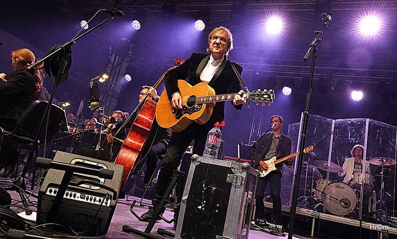 MFF Karlovy Vary: Miro Žbirka se symfonickým orchestrem zaplnili kolonádu, Jiří Bartoška děkoval městu