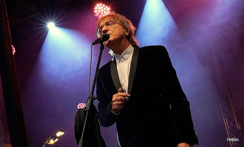 MFF Karlovy Vary: Miro Žbirka se symfonickým orchestrem zaplnili kolonádu, Jiří Bartoška děkoval městu