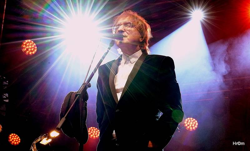 MFF Karlovy Vary: Miro Žbirka se symfonickým orchestrem zaplnili kolonádu, Jiří Bartoška děkoval městu