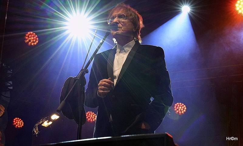 MFF Karlovy Vary: Miro Žbirka se symfonickým orchestrem zaplnili kolonádu, Jiří Bartoška děkoval městu