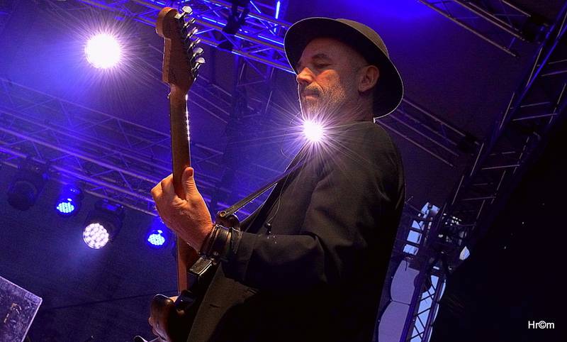 MFF Karlovy Vary: Miro Žbirka se symfonickým orchestrem zaplnili kolonádu, Jiří Bartoška děkoval městu