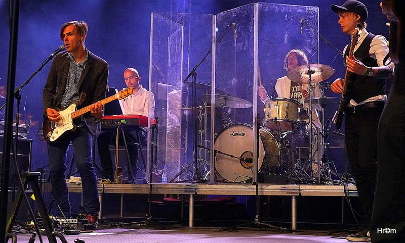 MFF Karlovy Vary: Miro Žbirka se symfonickým orchestrem zaplnili kolonádu, Jiří Bartoška děkoval městu