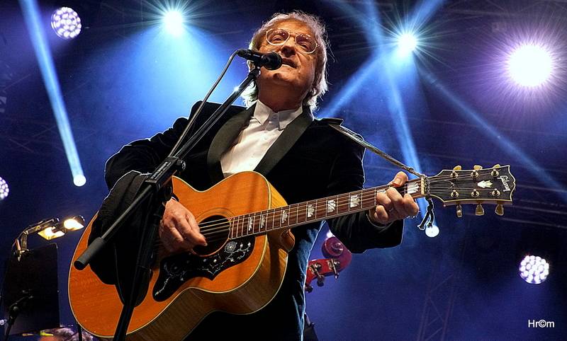 MFF Karlovy Vary: Miro Žbirka se symfonickým orchestrem zaplnili kolonádu, Jiří Bartoška děkoval městu