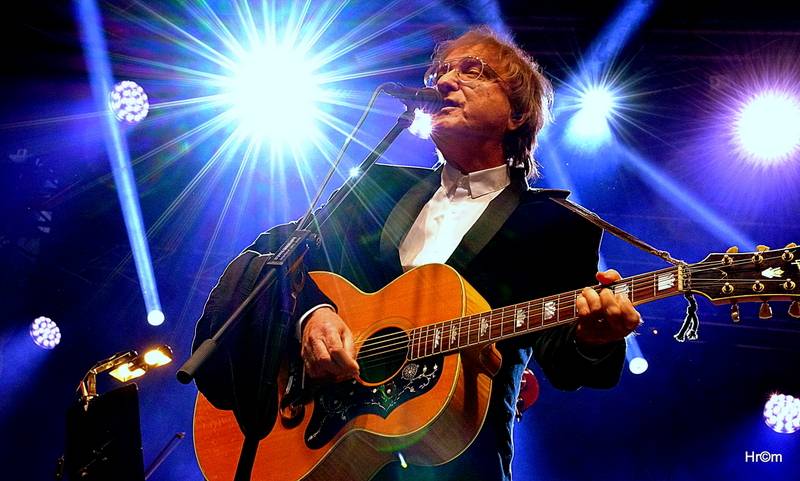 MFF Karlovy Vary: Miro Žbirka se symfonickým orchestrem zaplnili kolonádu, Jiří Bartoška děkoval městu