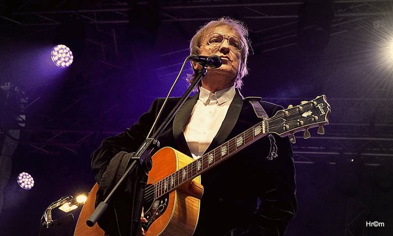 MFF Karlovy Vary: Miro Žbirka se symfonickým orchestrem zaplnili kolonádu, Jiří Bartoška děkoval městu