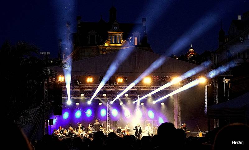 MFF Karlovy Vary: Miro Žbirka se symfonickým orchestrem zaplnili kolonádu, Jiří Bartoška děkoval městu