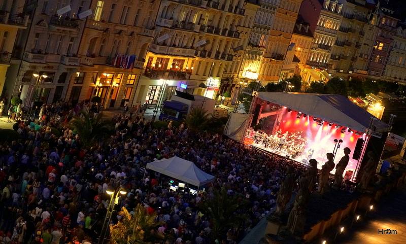 MFF Karlovy Vary: Miro Žbirka se symfonickým orchestrem zaplnili kolonádu, Jiří Bartoška děkoval městu