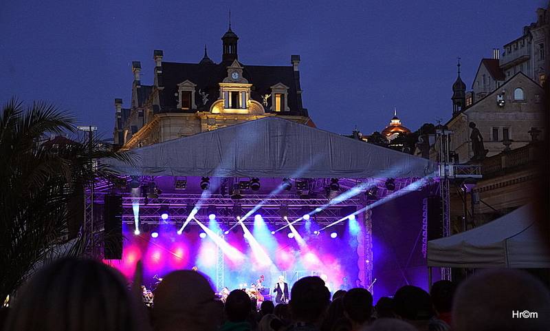 MFF Karlovy Vary: Miro Žbirka se symfonickým orchestrem zaplnili kolonádu, Jiří Bartoška děkoval městu