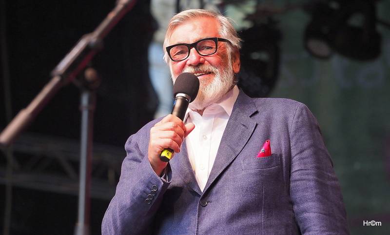 MFF Karlovy Vary: Miro Žbirka se symfonickým orchestrem zaplnili kolonádu, Jiří Bartoška děkoval městu