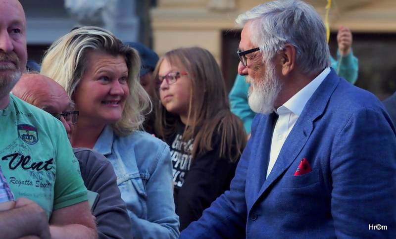 MFF Karlovy Vary: Miro Žbirka se symfonickým orchestrem zaplnili kolonádu, Jiří Bartoška děkoval městu