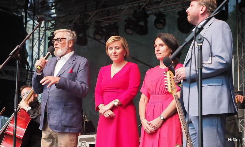 MFF Karlovy Vary: Miro Žbirka se symfonickým orchestrem zaplnili kolonádu, Jiří Bartoška děkoval městu