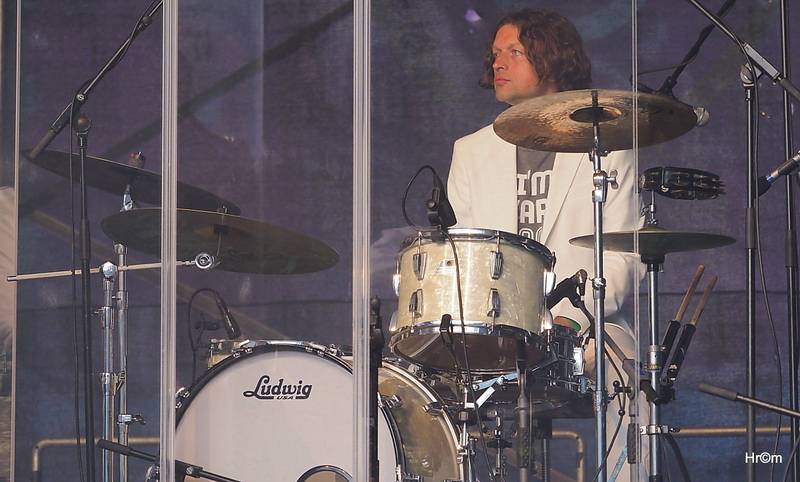 MFF Karlovy Vary: Miro Žbirka se symfonickým orchestrem zaplnili kolonádu, Jiří Bartoška děkoval městu