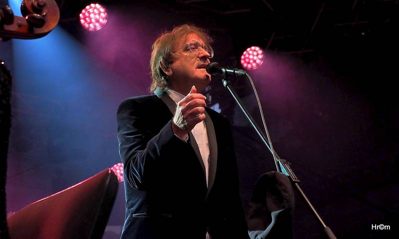 MFF Karlovy Vary: Miro Žbirka se symfonickým orchestrem zaplnili kolonádu, Jiří Bartoška děkoval městu