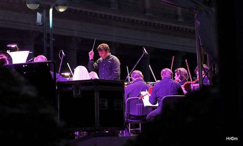 MFF Karlovy Vary: Miro Žbirka se symfonickým orchestrem zaplnili kolonádu, Jiří Bartoška děkoval městu