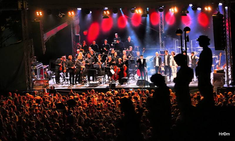 MFF Karlovy Vary: Miro Žbirka se symfonickým orchestrem zaplnili kolonádu, Jiří Bartoška děkoval městu