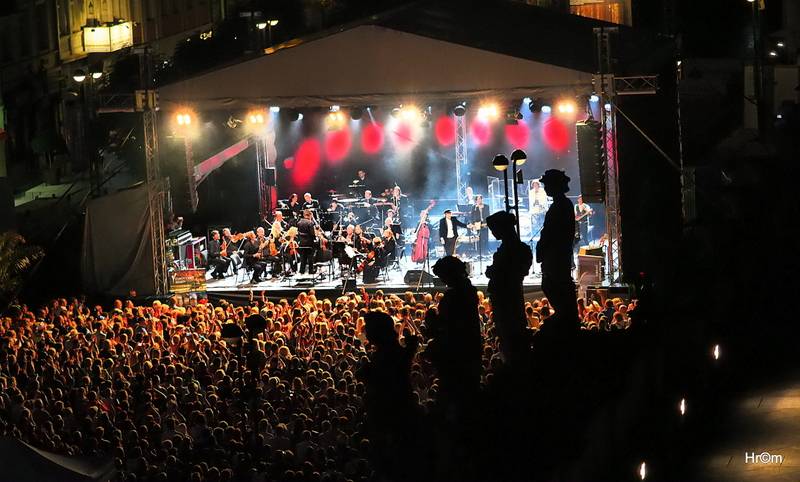 MFF Karlovy Vary: Miro Žbirka se symfonickým orchestrem zaplnili kolonádu, Jiří Bartoška děkoval městu