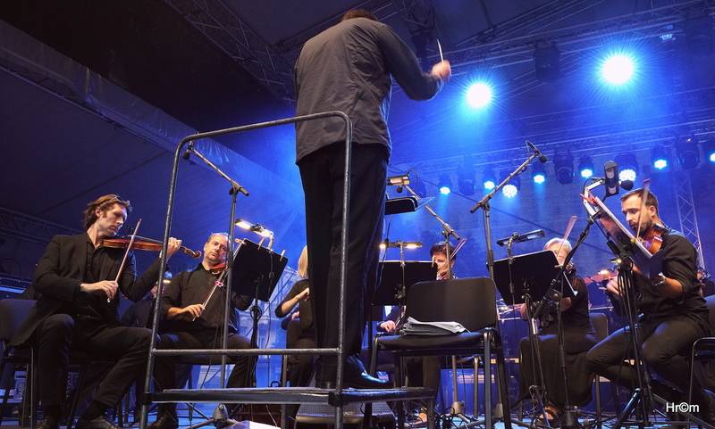 MFF Karlovy Vary: Miro Žbirka se symfonickým orchestrem zaplnili kolonádu, Jiří Bartoška děkoval městu