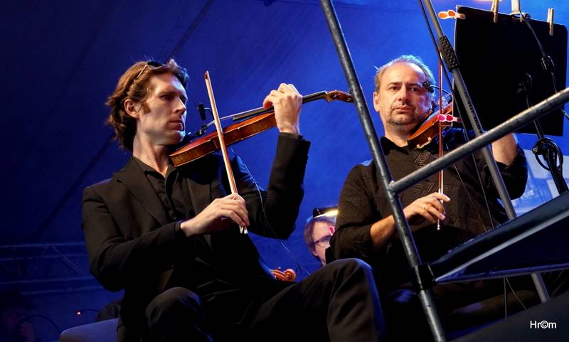 MFF Karlovy Vary: Miro Žbirka se symfonickým orchestrem zaplnili kolonádu, Jiří Bartoška děkoval městu