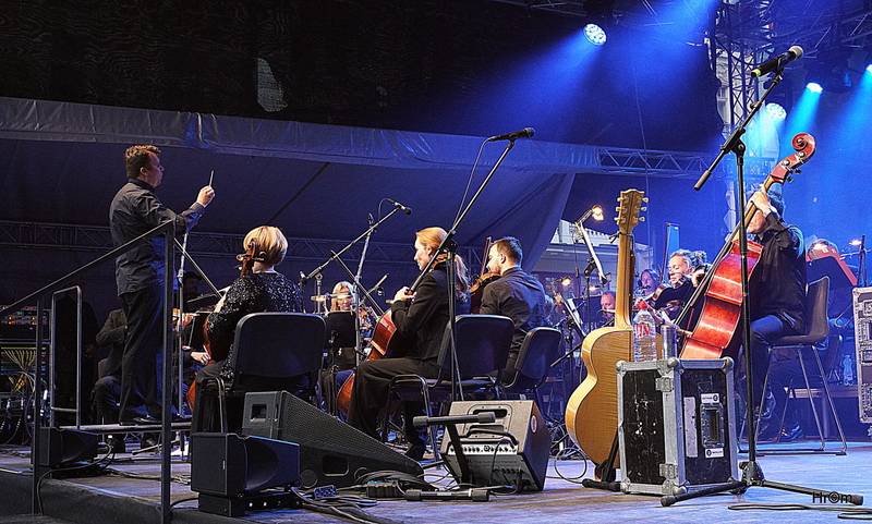 MFF Karlovy Vary: Miro Žbirka se symfonickým orchestrem zaplnili kolonádu, Jiří Bartoška děkoval městu