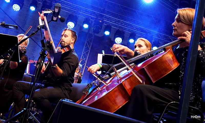 MFF Karlovy Vary: Miro Žbirka se symfonickým orchestrem zaplnili kolonádu, Jiří Bartoška děkoval městu