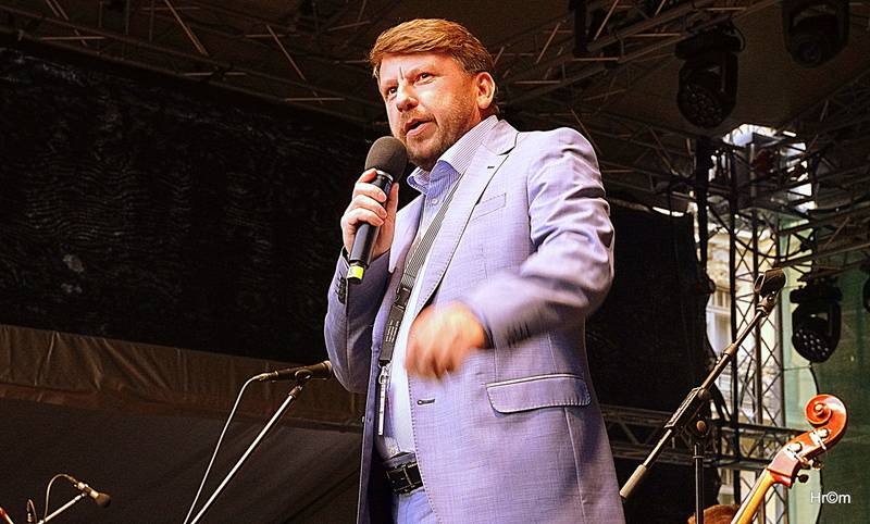 MFF Karlovy Vary: Miro Žbirka se symfonickým orchestrem zaplnili kolonádu, Jiří Bartoška děkoval městu