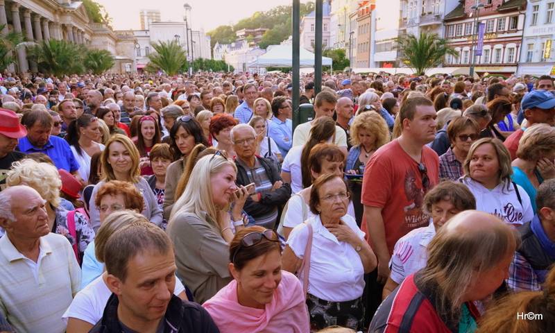 MFF Karlovy Vary: Miro Žbirka se symfonickým orchestrem zaplnili kolonádu, Jiří Bartoška děkoval městu