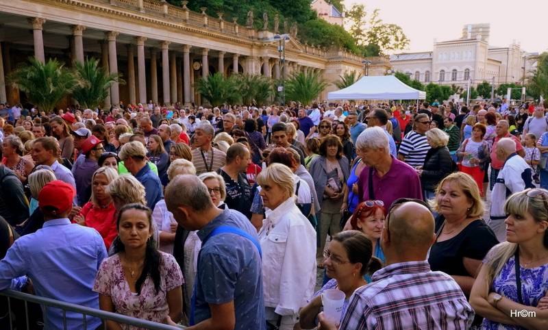MFF Karlovy Vary: Miro Žbirka se symfonickým orchestrem zaplnili kolonádu, Jiří Bartoška děkoval městu