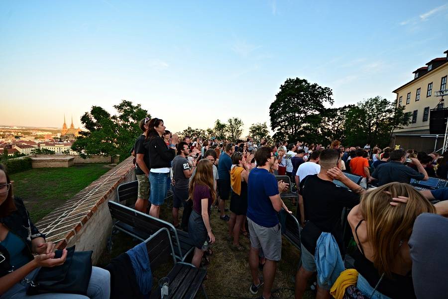 Tata Bojs si v Brně na Špilberku užívali letní atmosféry. Vystoupili také Ghost Of You