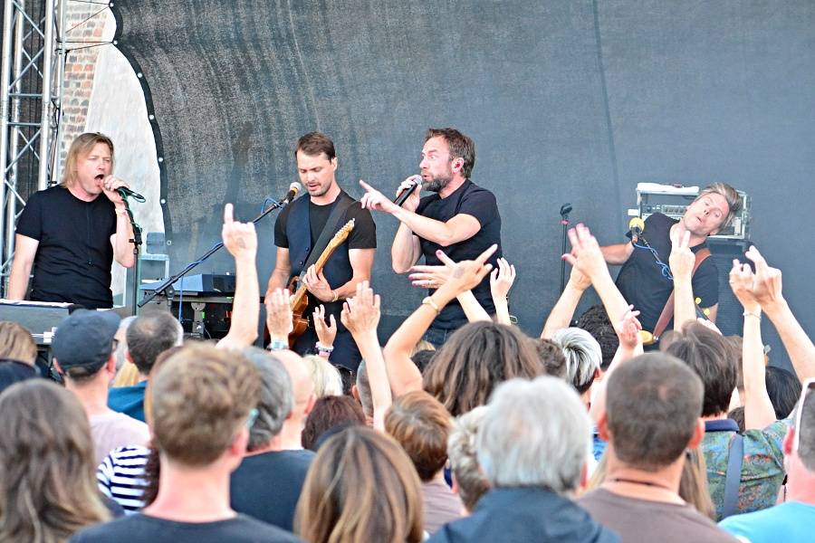 Tata Bojs si v Brně na Špilberku užívali letní atmosféry. Vystoupili také Ghost Of You