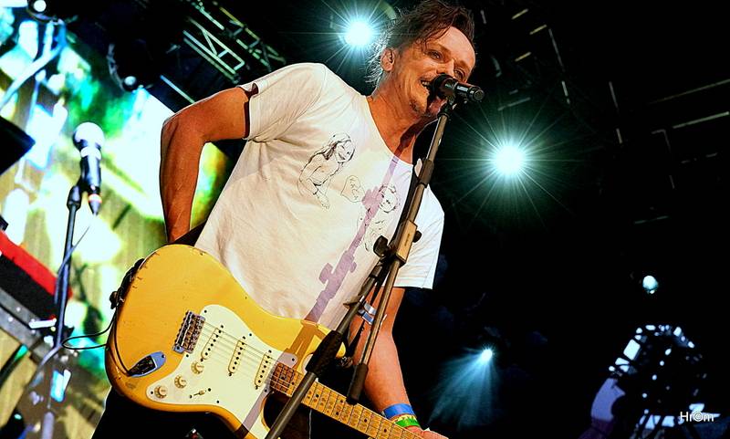 MFF Karlovy Vary se blíží do finále: Svými koncerty bavili Chinaski i Kapitán Demo