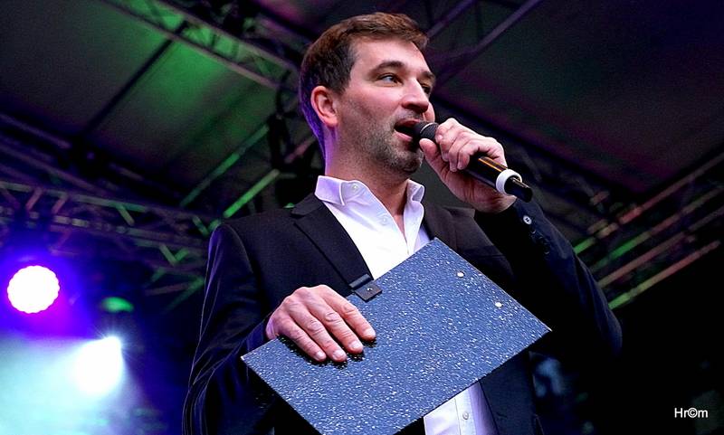 MFF Karlovy Vary se blíží do finále: Svými koncerty bavili Chinaski i Kapitán Demo