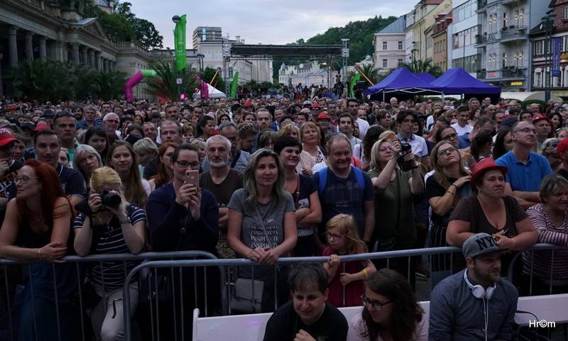 MFF Karlovy Vary se blíží do finále: Svými koncerty bavili Chinaski i Kapitán Demo