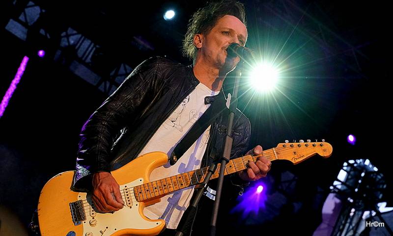 MFF Karlovy Vary se blíží do finále: Svými koncerty bavili Chinaski i Kapitán Demo