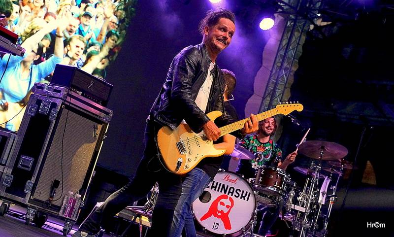 MFF Karlovy Vary se blíží do finále: Svými koncerty bavili Chinaski i Kapitán Demo