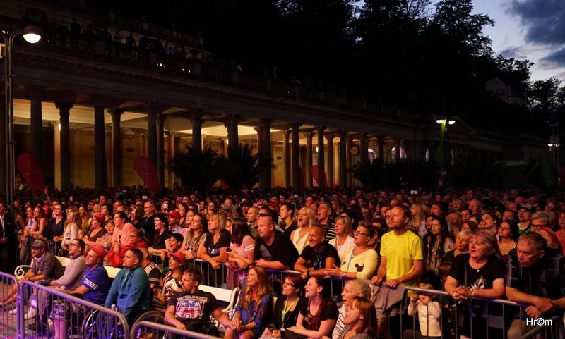 MFF Karlovy Vary se blíží do finále: Svými koncerty bavili Chinaski i Kapitán Demo