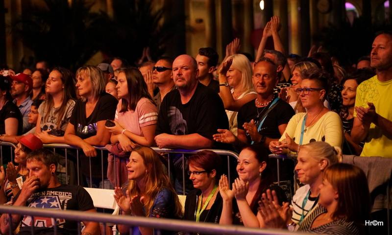 MFF Karlovy Vary se blíží do finále: Svými koncerty bavili Chinaski i Kapitán Demo