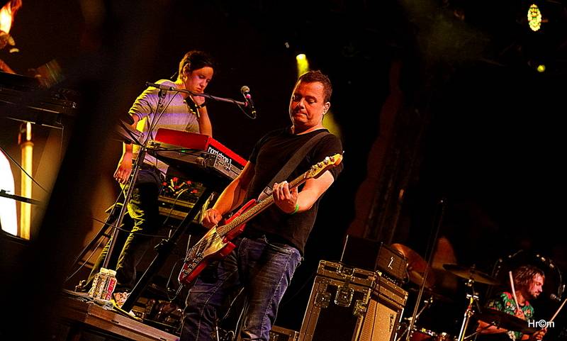 MFF Karlovy Vary se blíží do finále: Svými koncerty bavili Chinaski i Kapitán Demo