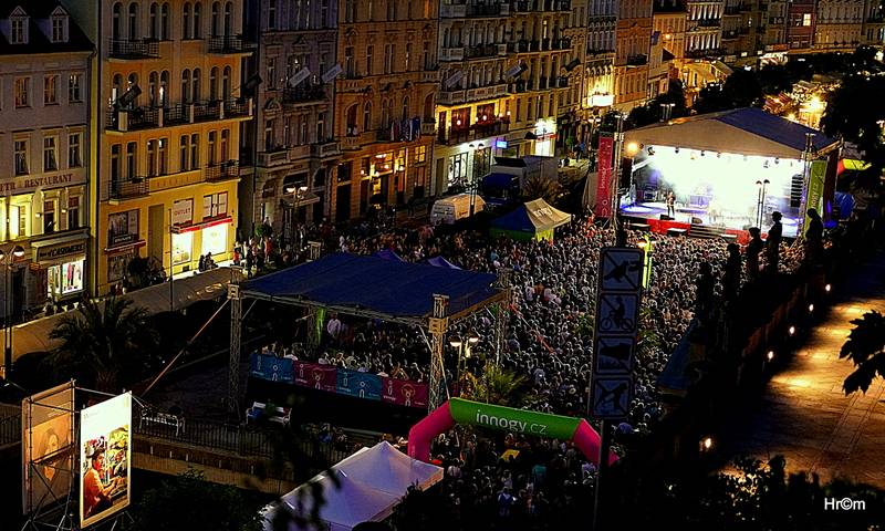 MFF Karlovy Vary se blíží do finále: Svými koncerty bavili Chinaski i Kapitán Demo