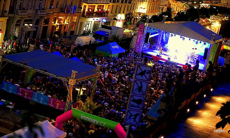 MFF Karlovy Vary se blíží do finále: Svými koncerty bavili Chinaski i Kapitán Demo